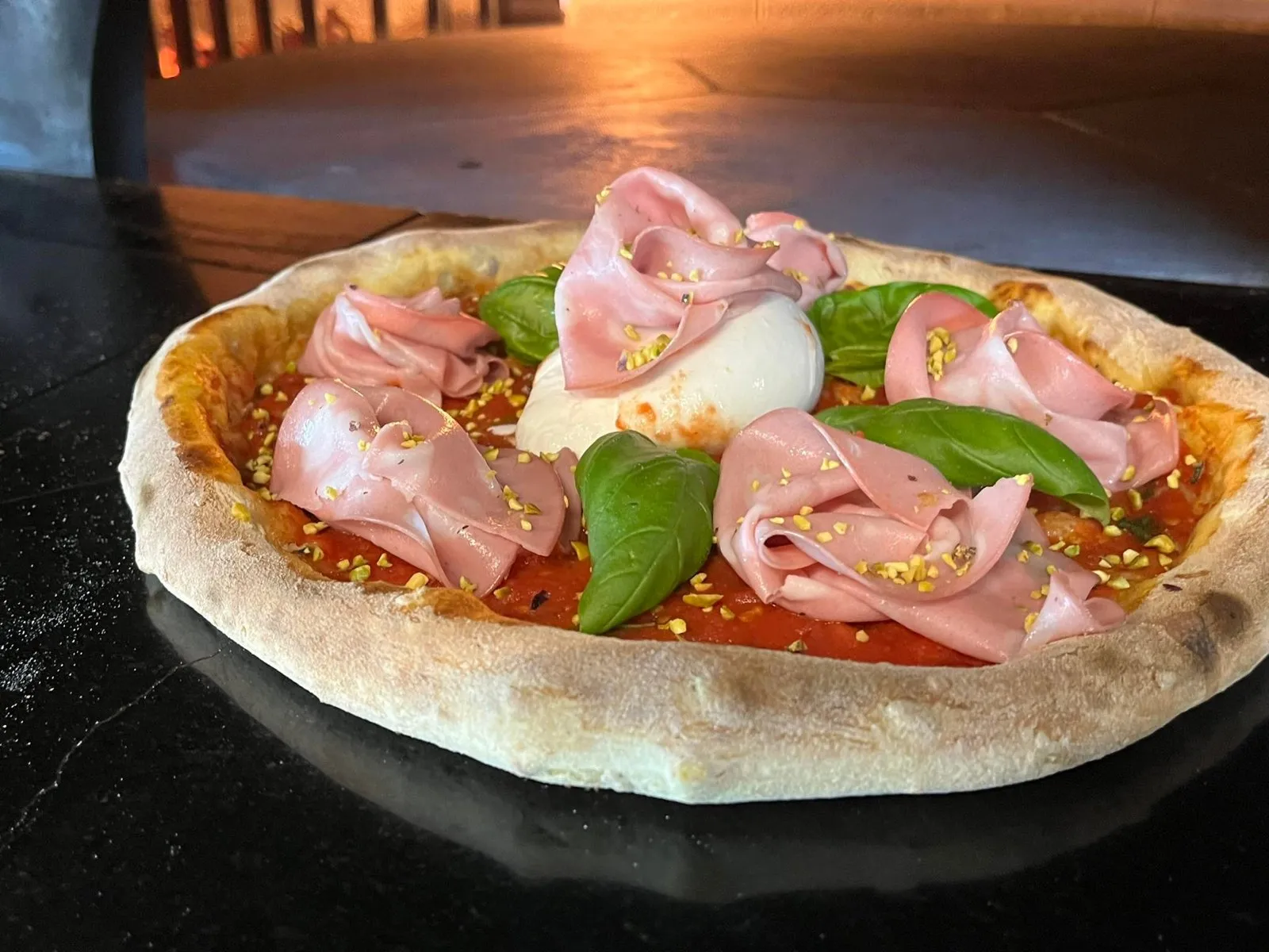 Pizza crudo burrata basilico