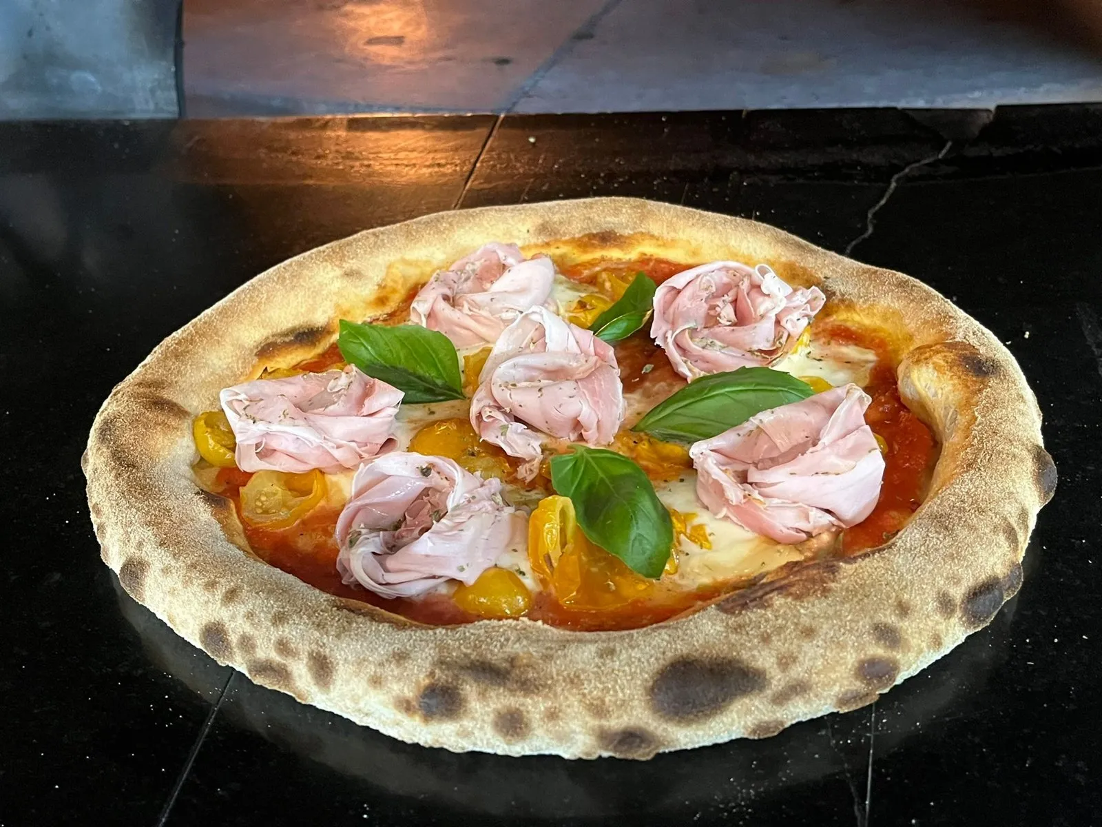 Pizza mortadella basilico