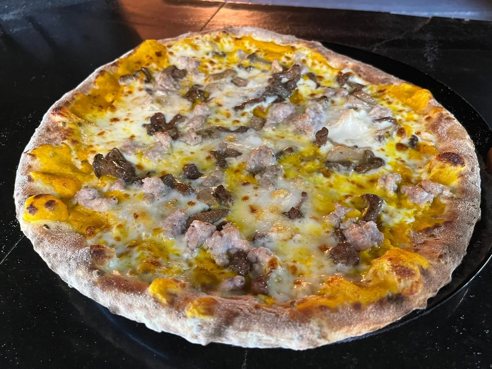Pizza porcini salsiccia
