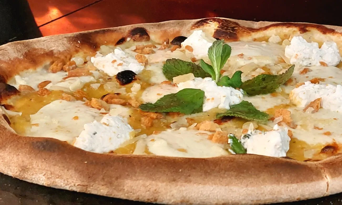 Pizza ricotta basilico dettaglio