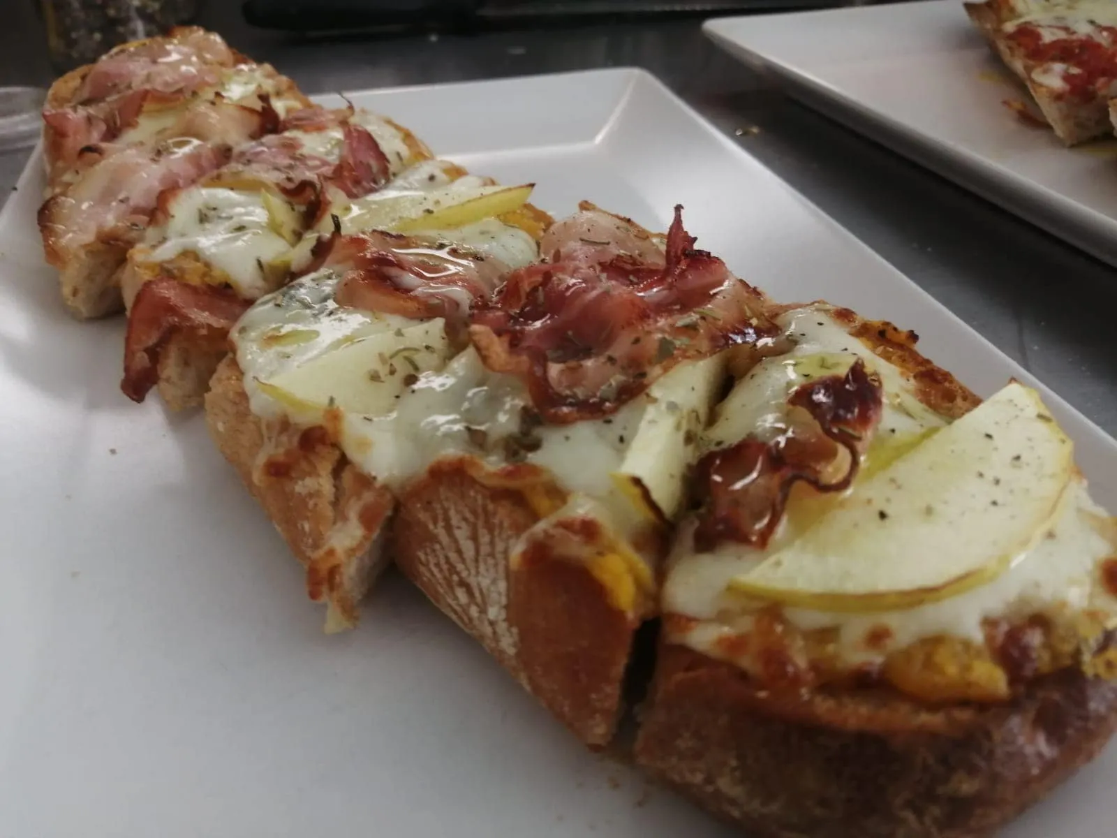 Bruschetta crudo